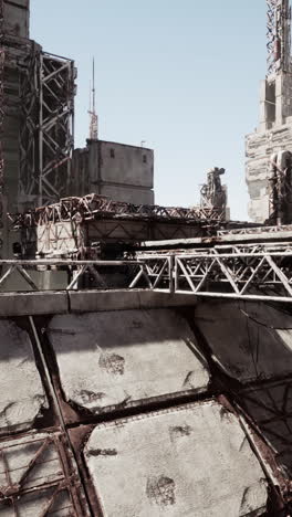 una ciudad futurista y en ruinas con una vista de alto ángulo desde la parte superior de un edificio.