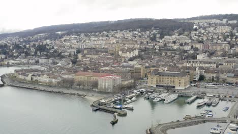 El-Romántico-Pueblo-De-Neuchâtel-Ubicado-En-El-Hermoso-Lago-Durante-La-Temporada-De-Invierno-En-El-Paisaje-Alpino-Suizo,-Suiza,-Europa