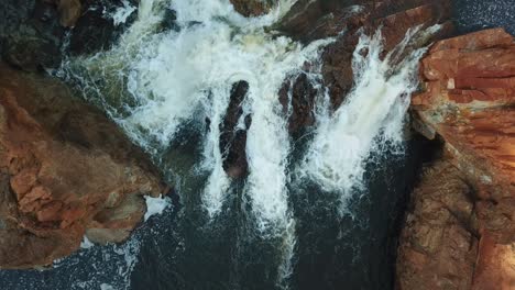 Schäumendes-Wasserfallwasser-Zwischen-Den-Felsen