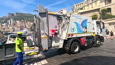 trabajadores operan un camión de basura en monte carlo, mónaco