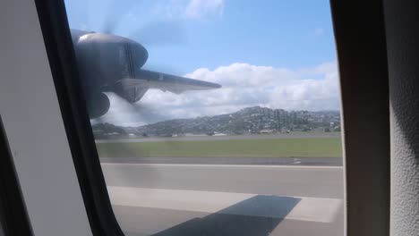vista del asiento del avión de las hélices despegando en un día soleado