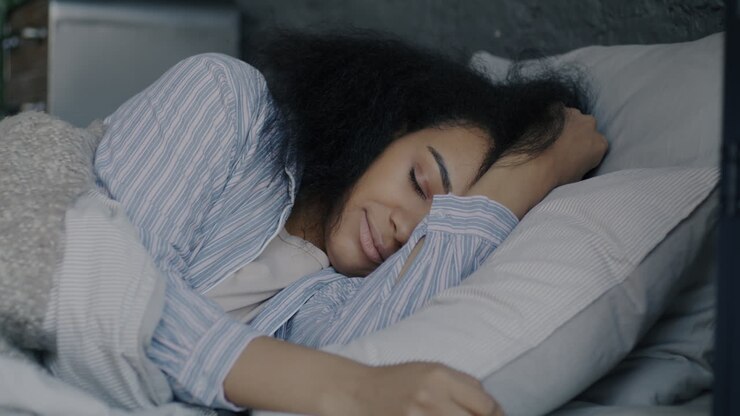 Mujer durmiendo en la cama