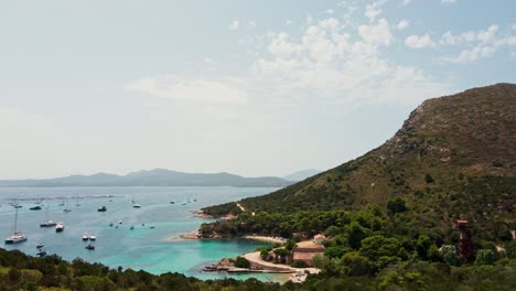 Genießen-Sie-Den-Charme-Des-Strandes-Cala-Moresca,-Wo-Unberührter-Sand-Auf-Azurblaues-Wasser-In-Einer-Ruhigen-Küstenoase-Trifft