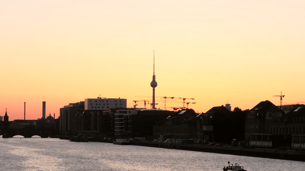 puesta de sol sobre la silueta del horizonte de berlín