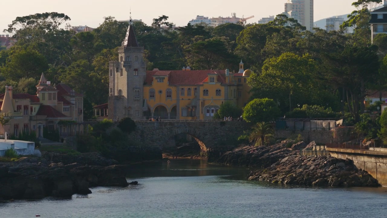 Museu Condes de Castro Guimarães che si affaccia su un'insenatura costiera rocciosa a Cascais, Portogallo, durante la calda luce dell'ora d'oro.