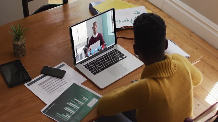 Animazione di un lucchetto di sicurezza su una nuvola sopra una donna afroamericana durante una videochiamata su un laptop