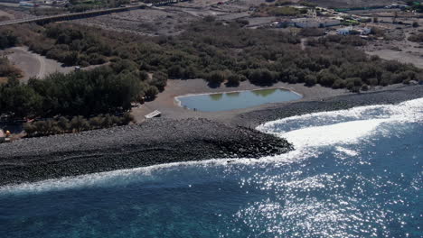 Toma-Aerea-Sobre-La-Costa-De-La-Ciudad-Del-Pueblo-De-San-Nicolas-Y-Donde-Se-Ve-El-Lago-De-La-Ciudad