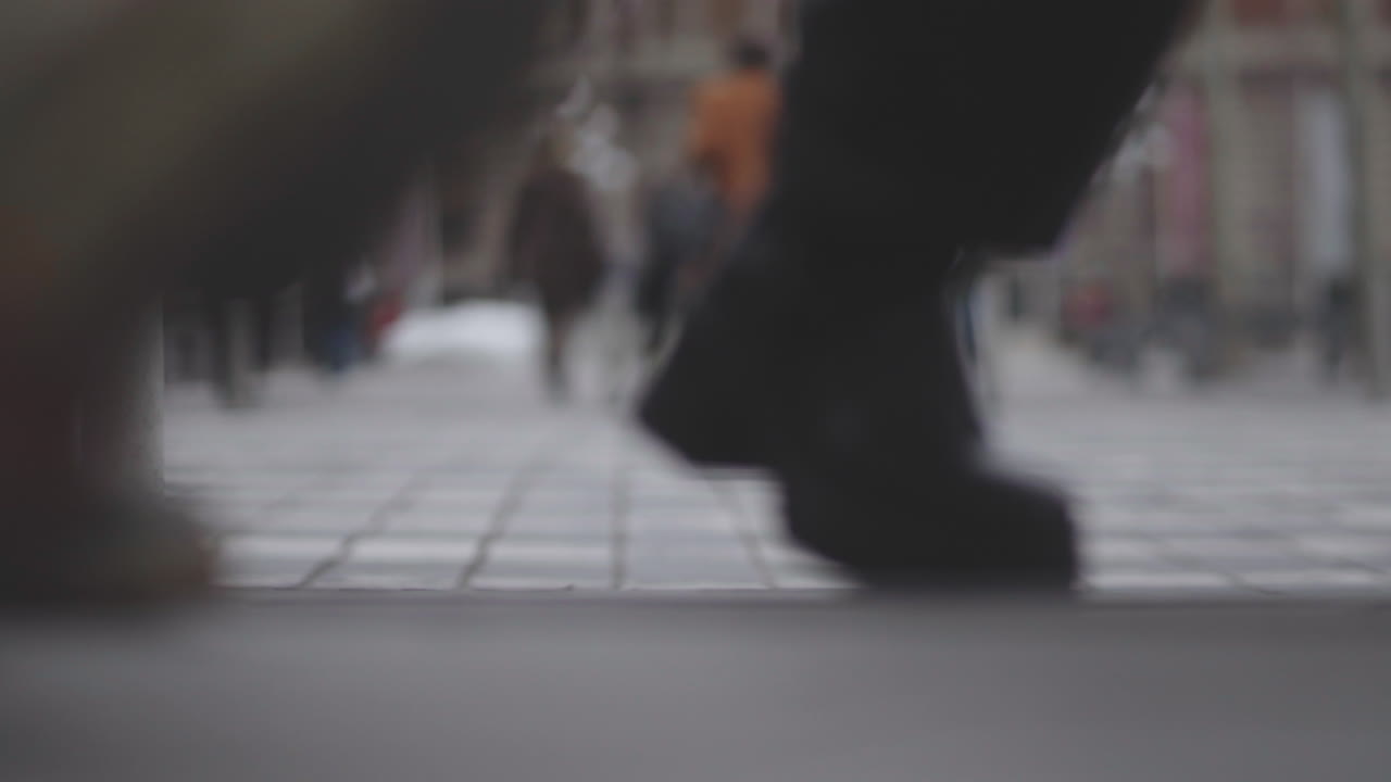 도시 거리에서 고 있는 사람