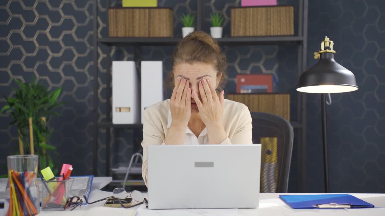 mujer de negocios con ojos secos y sensibilidad ocular.