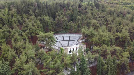 Aerial-shot-of-a-theatre-in-the-forest