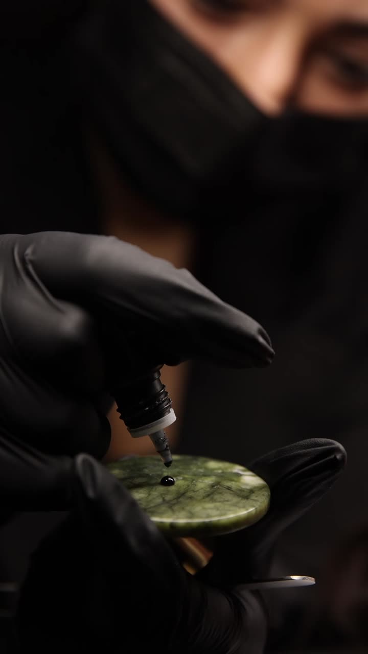 Tatuatore che applica l'inchiostro