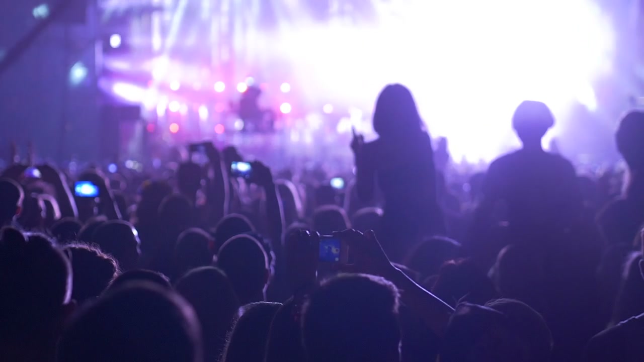 Multidão Animada Gravando um Show de Música ao Vivo com Celulares