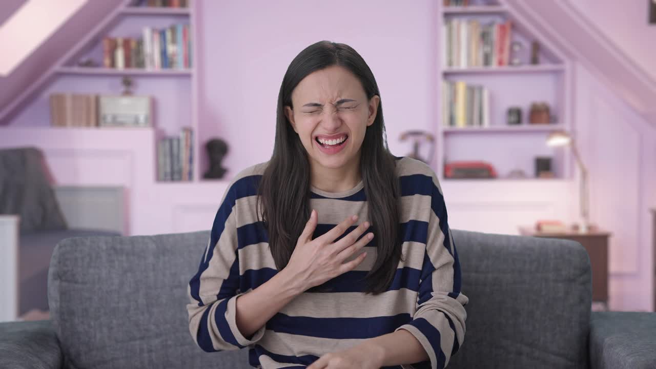 천식 발작 을 겪는 인도 소녀