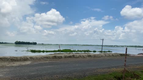 Unterwegs-Auf-Der-Straße-Direkt-über-Einem-Riesigen-überschwemmten-Feld-Im-Ländlichen-Bangladesch