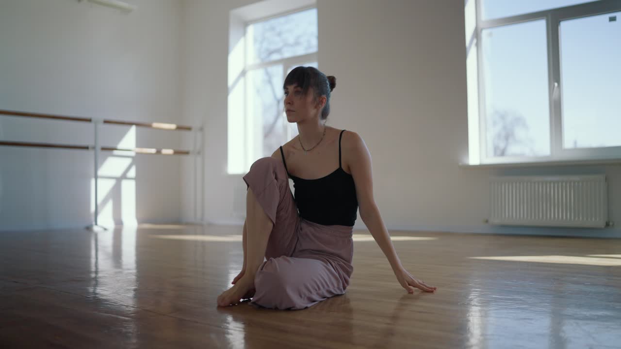 mujer haciendo yoga en el estudio