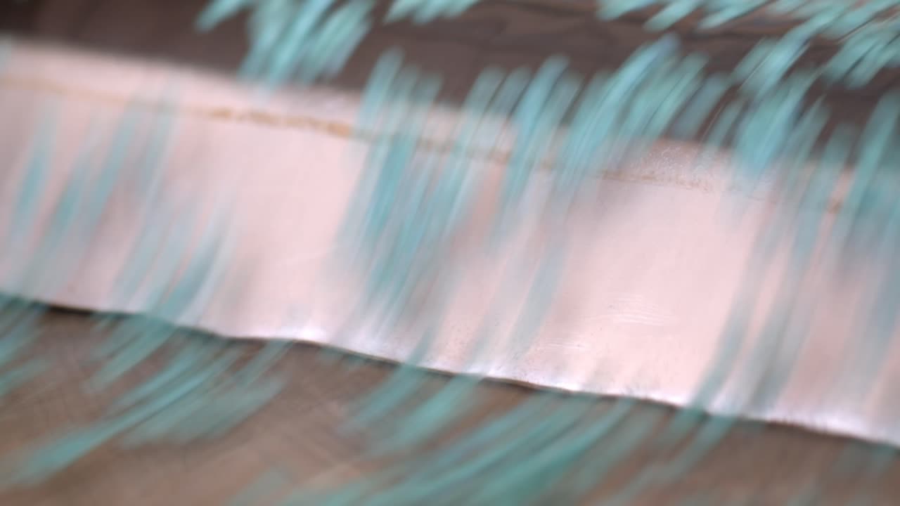 가공 된 플라스틱 폐기물 이 컨베이어 벨트 에 옮겨지고 있다