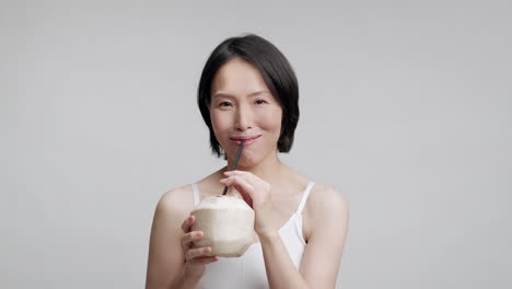 코코 물 을 마시는 여자