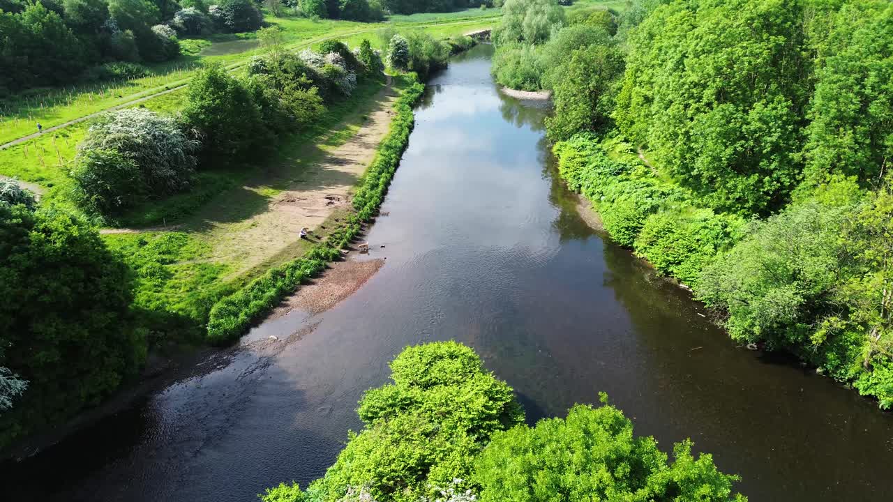 Luchtfoto van de rivier toont een omleidingsdilemma, splitsing en pijl.