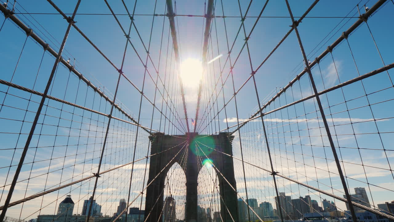 뉴욕 스테디캠 샷의 상징 중 하나인 브루클린 다리 위의 태양