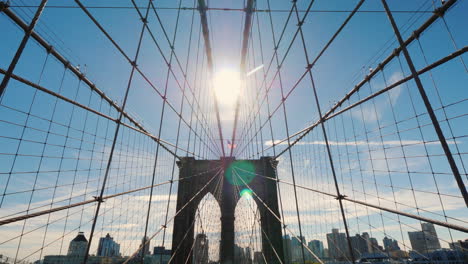 Die-Sonne-über-Der-Brooklyn-Bridge-Eines-Der-Symbole-Von-New-York-Steadicam-Shot