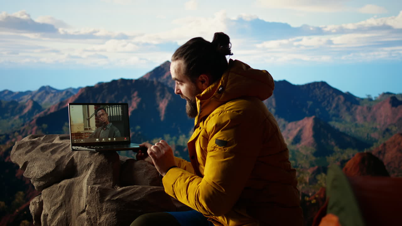 explorador adicto al trabajo se reúne con colegas en una videoconferencia en línea