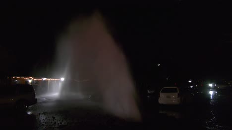 agua rociada en el aire después de la explosión de la tubería