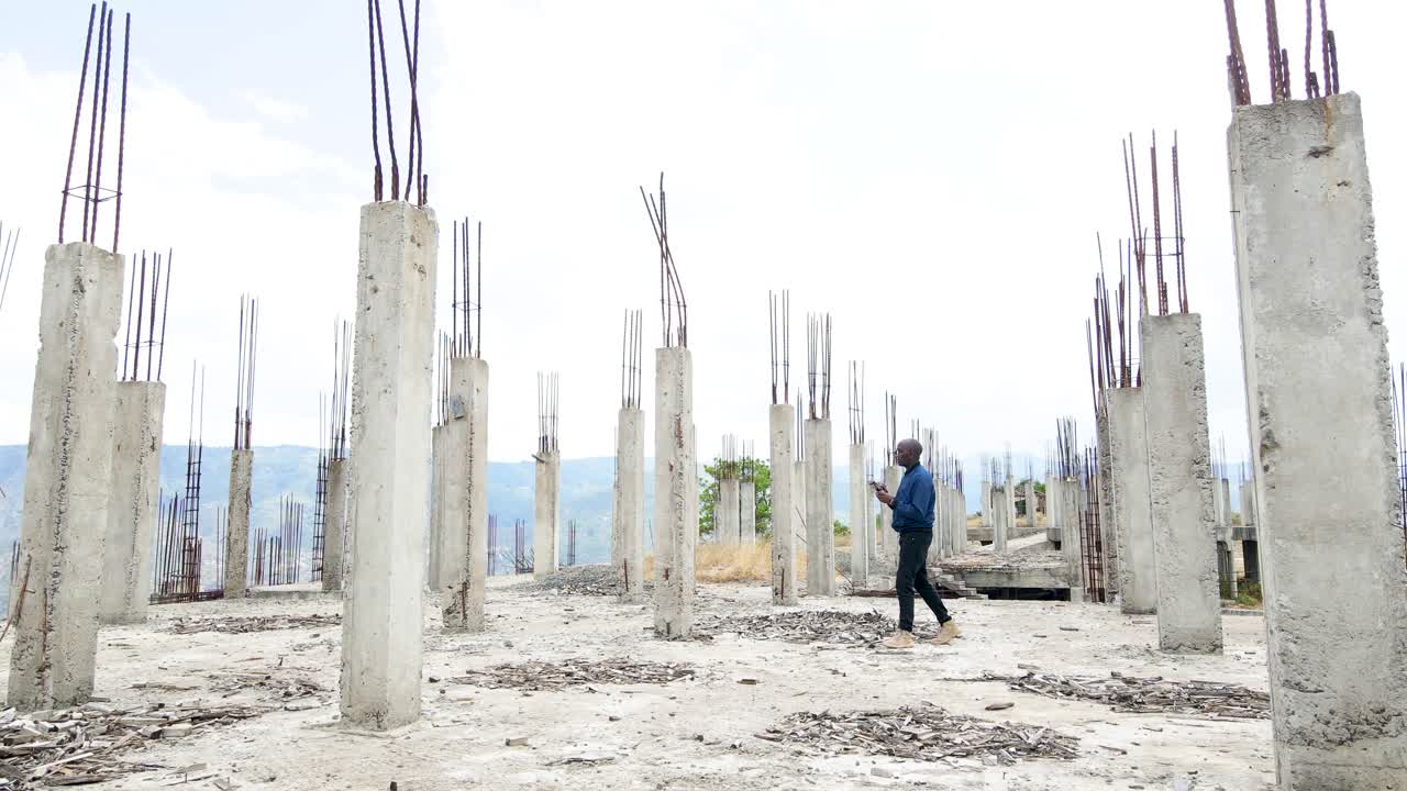 ingeniero africano inspector vigilancia operativo drone piloto