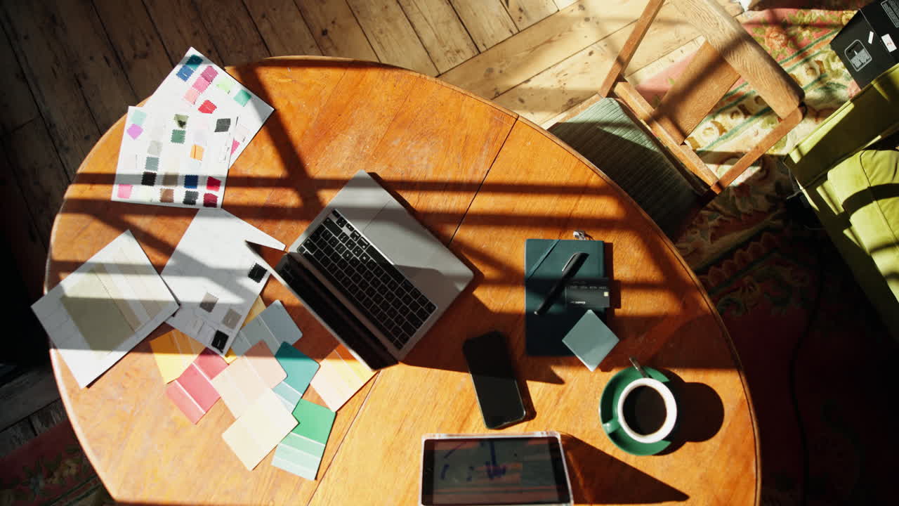 Vista dall'alto di uno spazio di lavoro creativo con laptop e strumenti di design