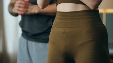 familia haciendo sentadillas juntos en casa. pareja activa haciendo ejercicios de fitness.