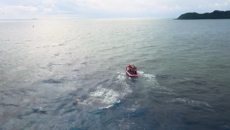 Traditionelles-Hölzernes-Fischerboot-Im-Ozean