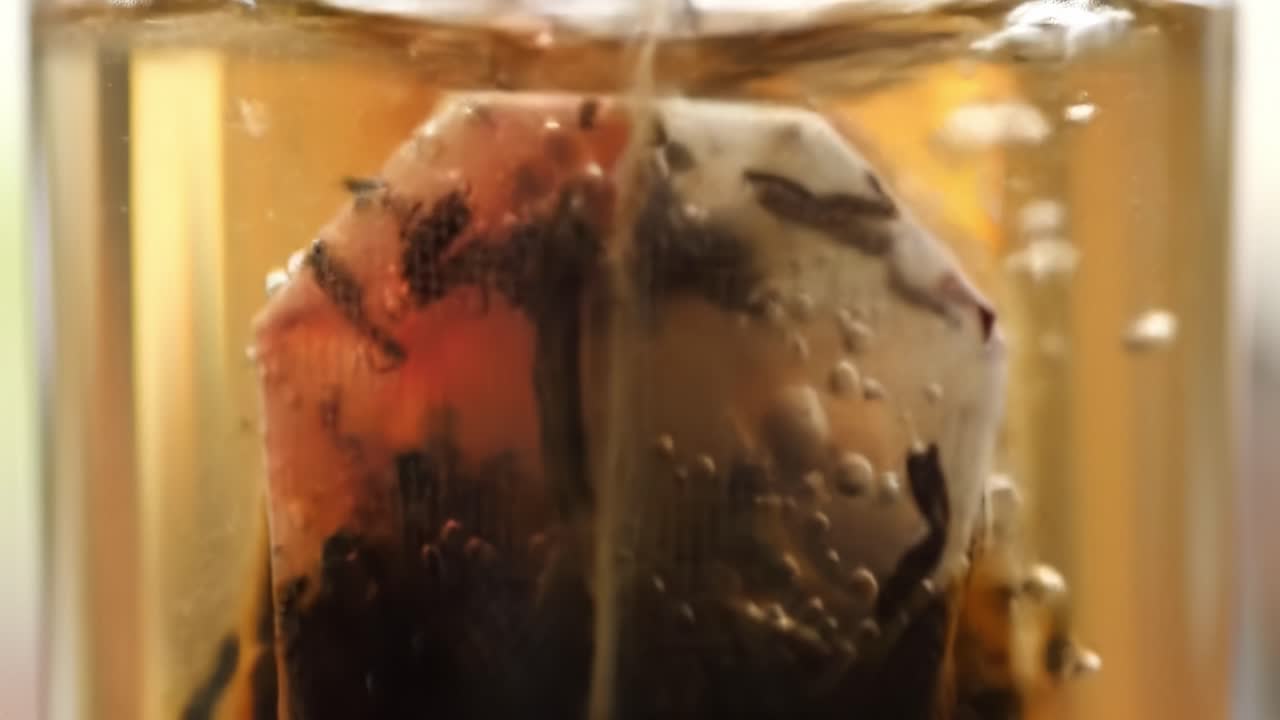 Bustina di tè in infusione in acqua calda.