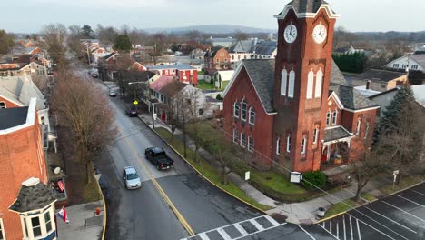 Amerikanischer-Kirchturm-In-Einer-Kleinen-Amerikanischen-Stadt-Mit-Fahrenden-Autos-Bei-Sonnenuntergang