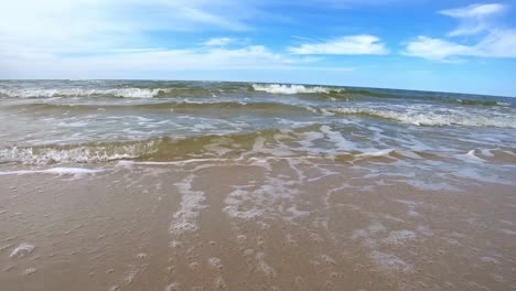 Pacíficas-Olas-Del-Océano-En-La-Playa-De-Arena