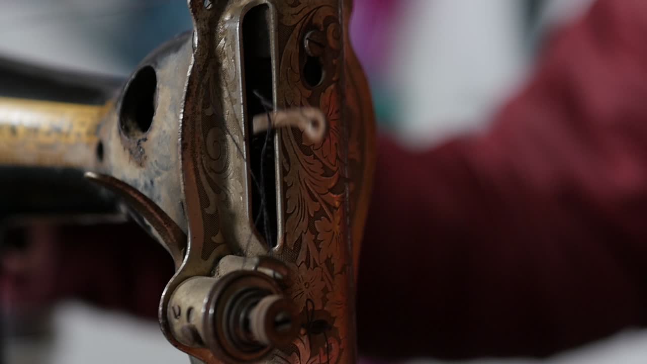 작동 중인 재봉틀의 클로즈업 영상