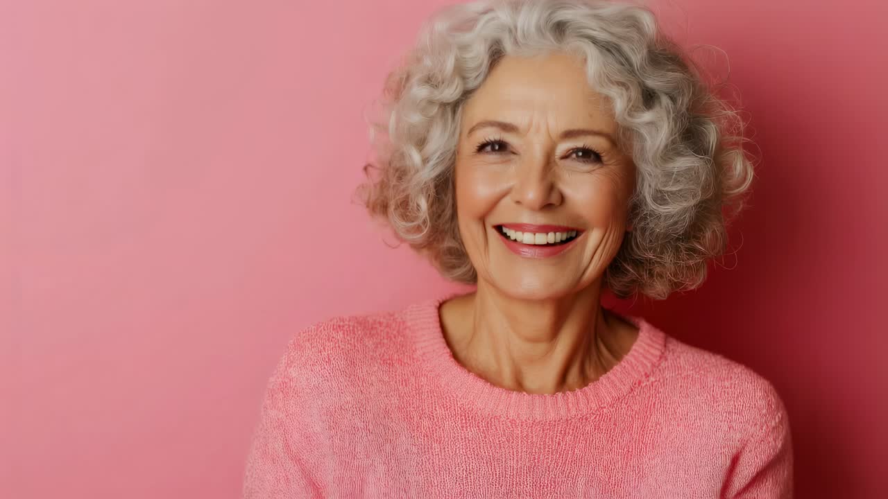 портрет улыбающейся пожилой женщины