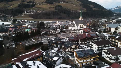 el municipio de kirchberg y la torre de la iglesia, vista aérea panorámica
