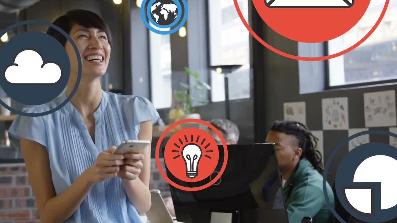 animación de múltiples iconos digitales sobre una mujer caucásica sonriendo mientras usa un teléfono inteligente en la oficina