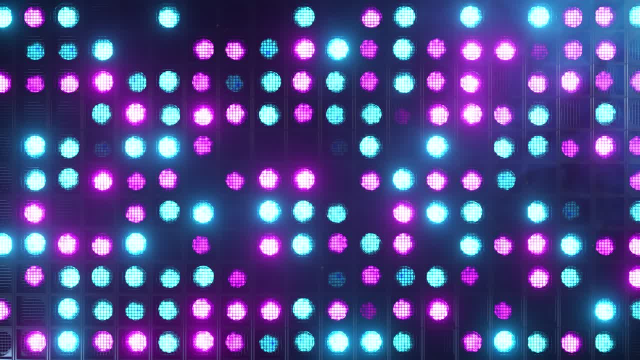 Luci al neon su un fondale scenico