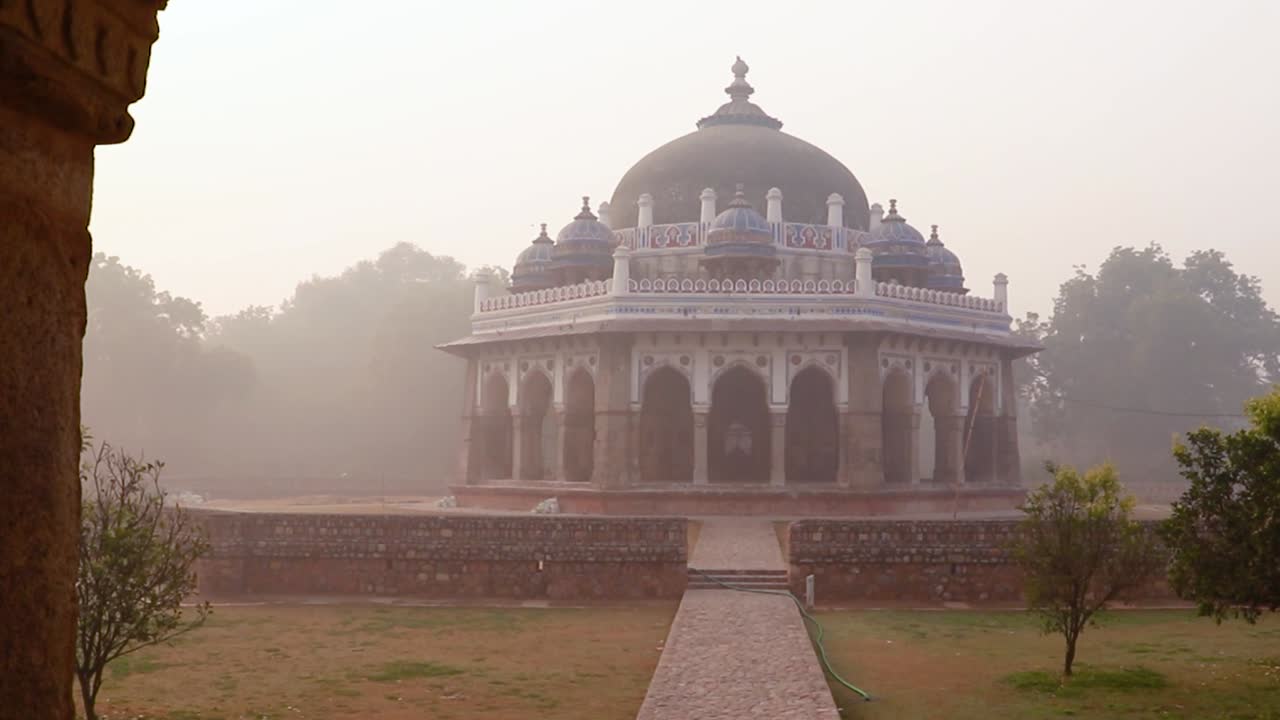 Nila gumbad de la tumba de Humayun vista exterior en una mañana brumosa desde una perspectiva única