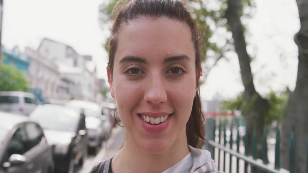 mujer caucásica mirando a la cámara