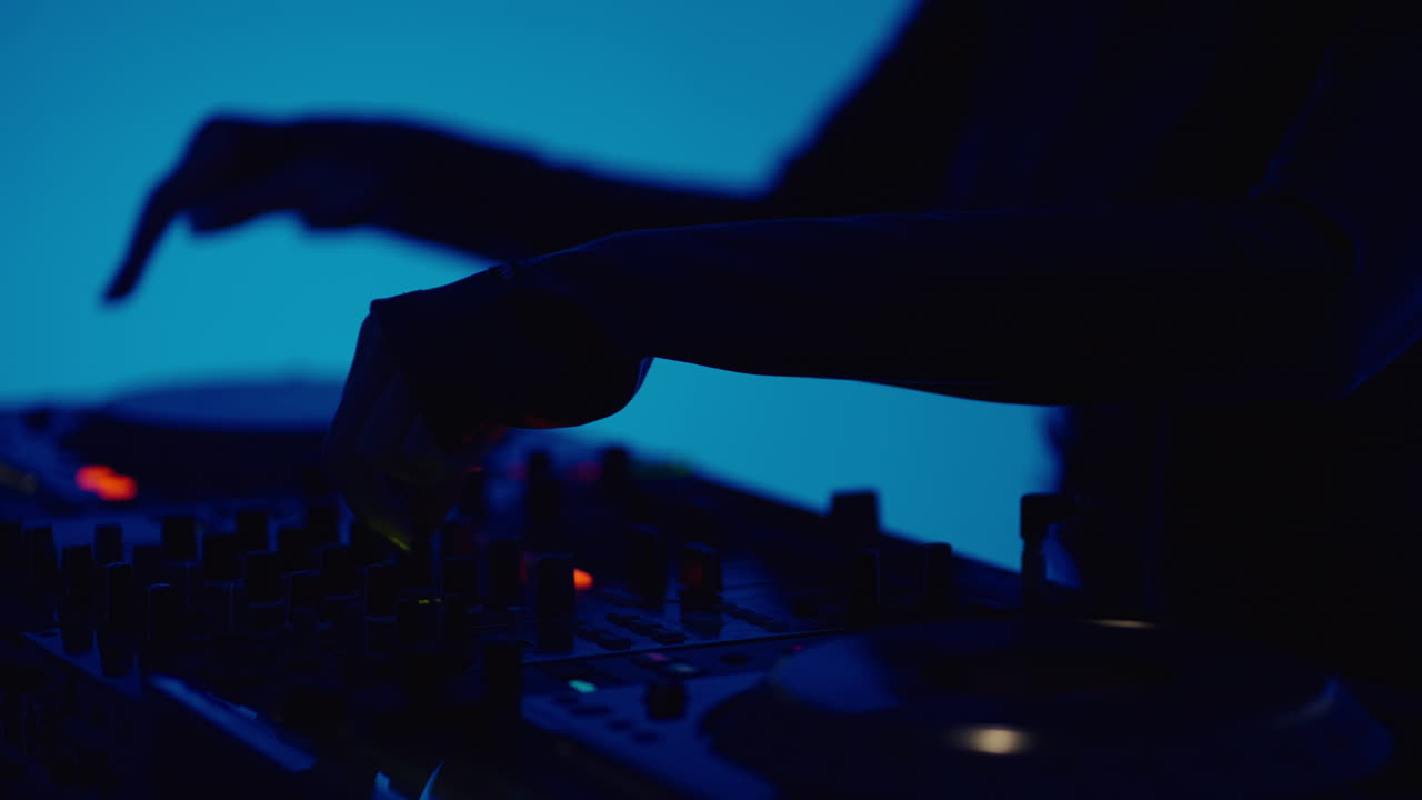 dj mezclando música en el tocadiscos