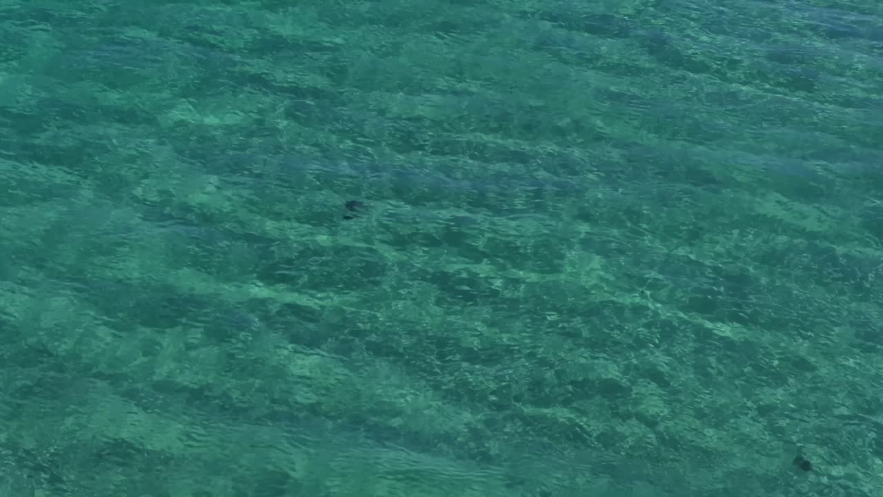 스페인 라코루나에 있는 카이온의 깨하고 평온한 해변.