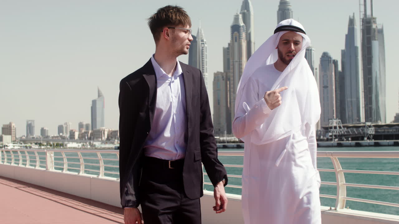 dos personas hablando de negocios.