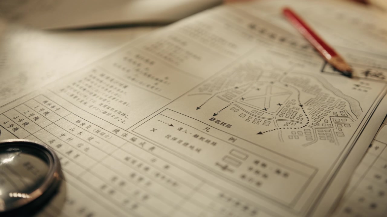 Occhiali appoggiati su documenti d'archivio