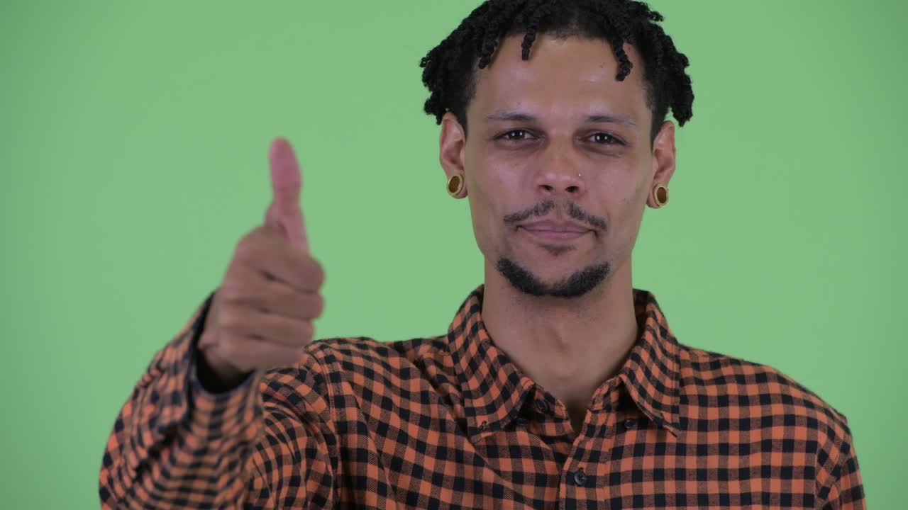 joven feliz y guapo hombre africano con dreadlocks