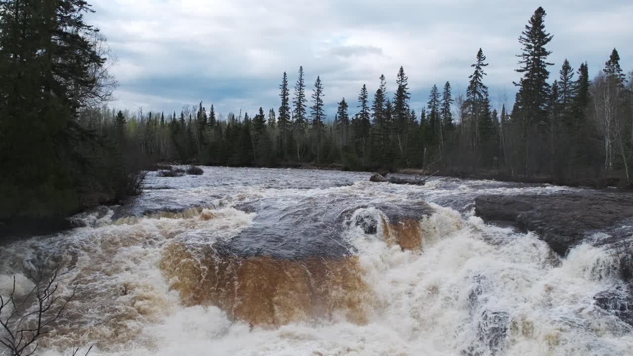 río northwoods embravecido por el deshielo de primavera