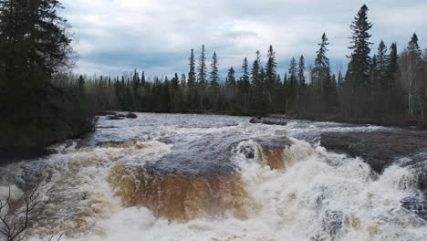 Reißender-Northwoods-River-Durch-Die-Schneeschmelze-Im-Frühjahr