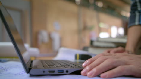 toma lateral de un hombre escribiendo en su computadora portátil 4k