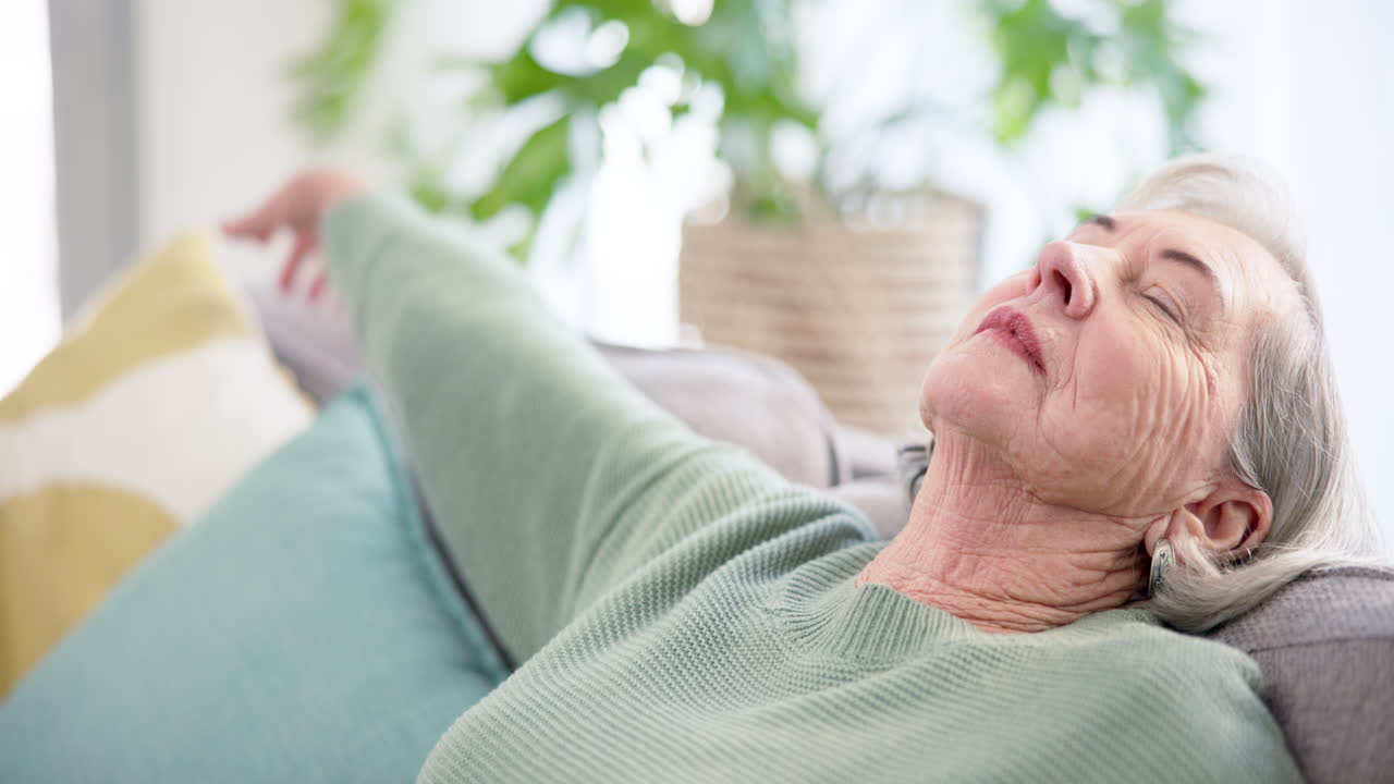 고령 여성, 소파와 휴식을 취하기 위해 숨을 쉬십시오