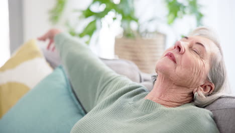 mujer mayor, sofá y respirar para relajarse
